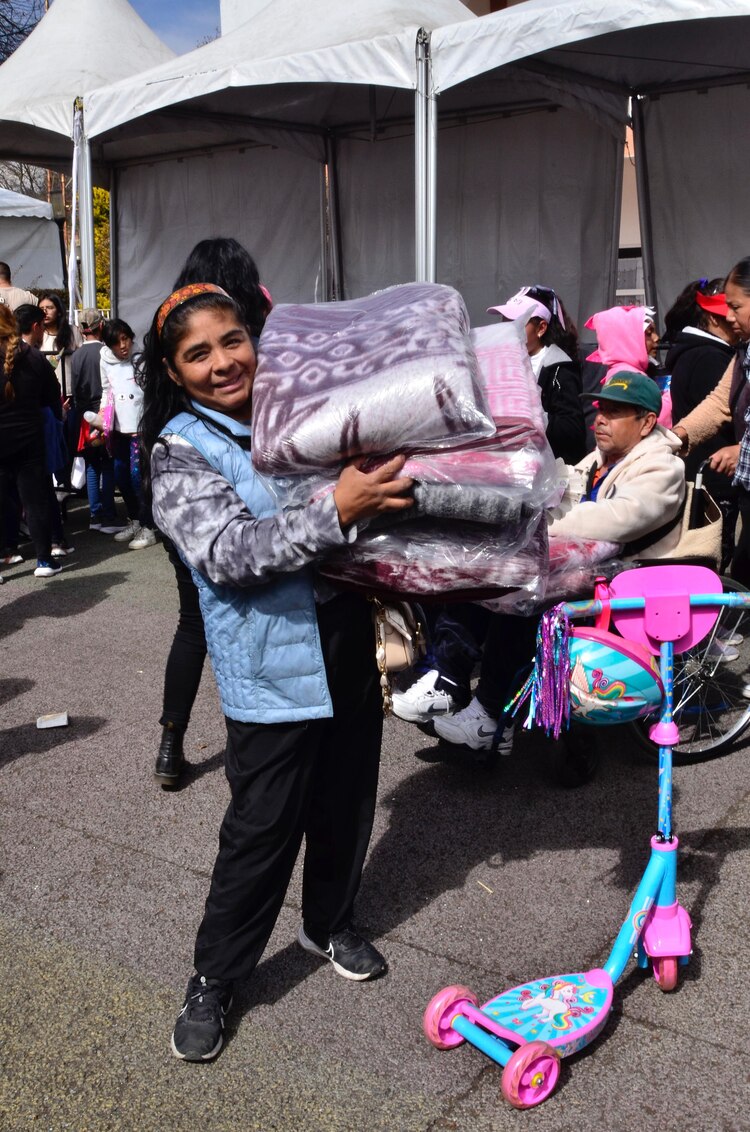 Habitantes de Parres fueron beneficiados con cobijas.