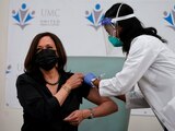 La vicepresidenta electa Kamala Harris recibe la vacuna contra el COVID-19.