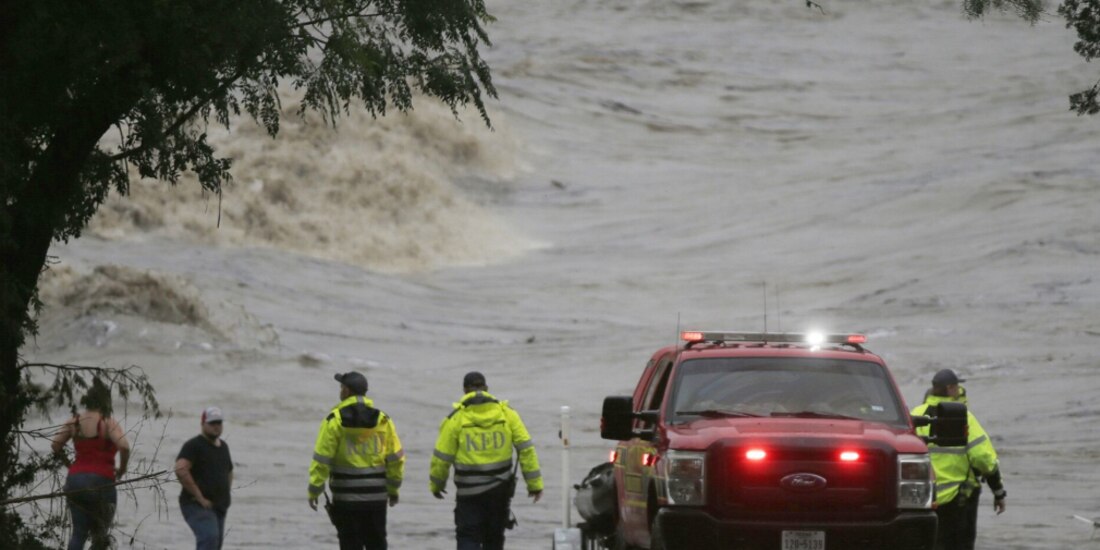 Militantes palestinos de Hamas hacen guardia el mientras se realiza la entrega de rehenes, el pasado 20 de febrero.