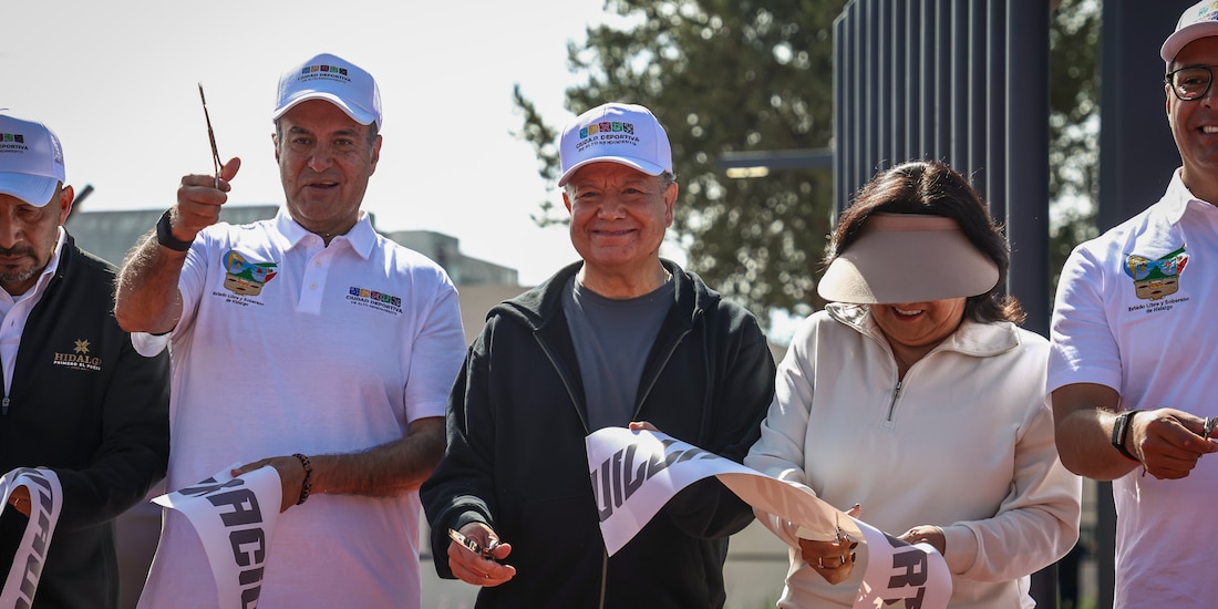 Al centro, el gobernador Julio Menchaca durante la entrega la Ciudad Deportiva de Alto Rendimiento.