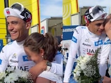 El ciclista mexicano compartió un emotivo abrazo y un beso con Romina Hinojosa después de recuperar el liderato de la clasificación de los jóvenes.