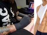 Hombre se tatúa los abdominales para no tener que ir al gimnasio