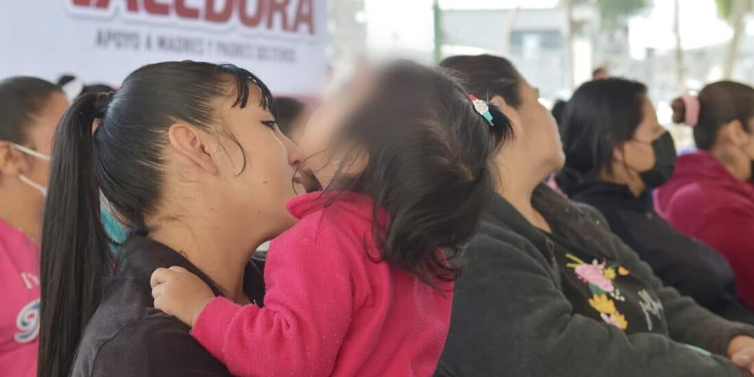 "La Valedora" es un apoyo económico de hasta 10 mil pesos para madres y padres solteros.