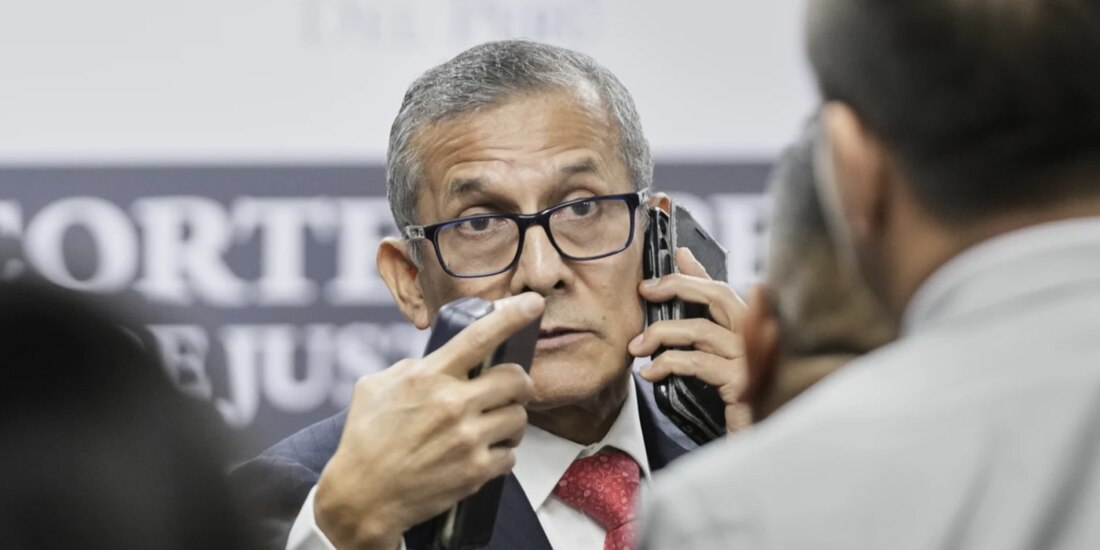 El expresidente peruano Humala antes de salir a la sala del tribunal, ayer.