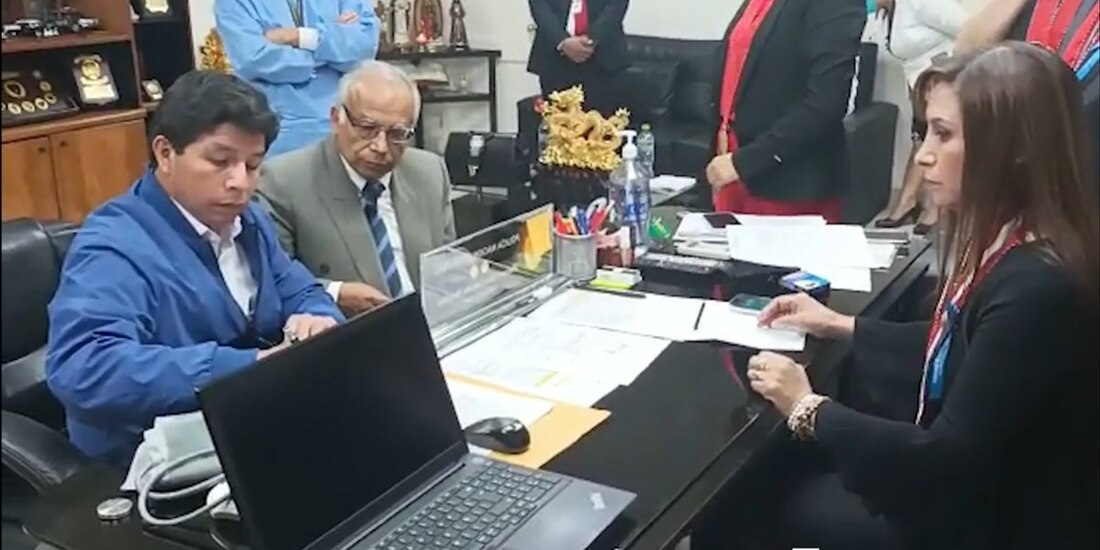 El presidente (der.), al momento de su detención, luego de ser destituido por el Parlamento.