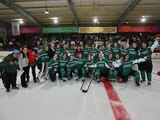 Jugadoras de la selección mexicana femenil de hockey sobre hielo festejan el bronce obtenido en el Mundial.