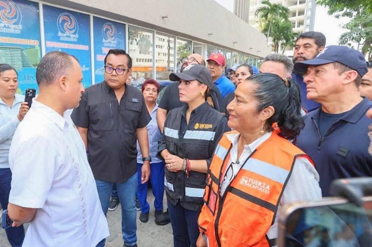 La gobernadora Evelyn Salgado dialoga con hoteleros en la zona Dorada de Acapulco.