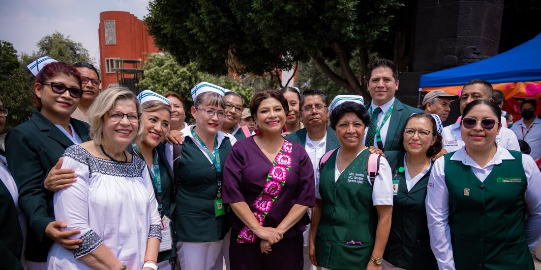 La Jefa de Gobierno, Clara Brugada, con personal del sector Salud de la Ciudad de México.