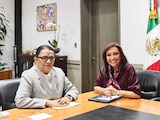 Lorena Cuéllar y Rosa Icela Rodríguez durante su reunión de trabajo en la Ciudad de México.