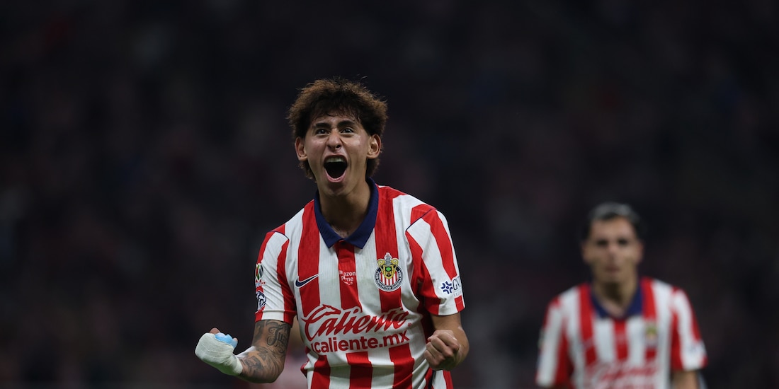 Santiago Sandoval celebrando su gol ante Pumas.