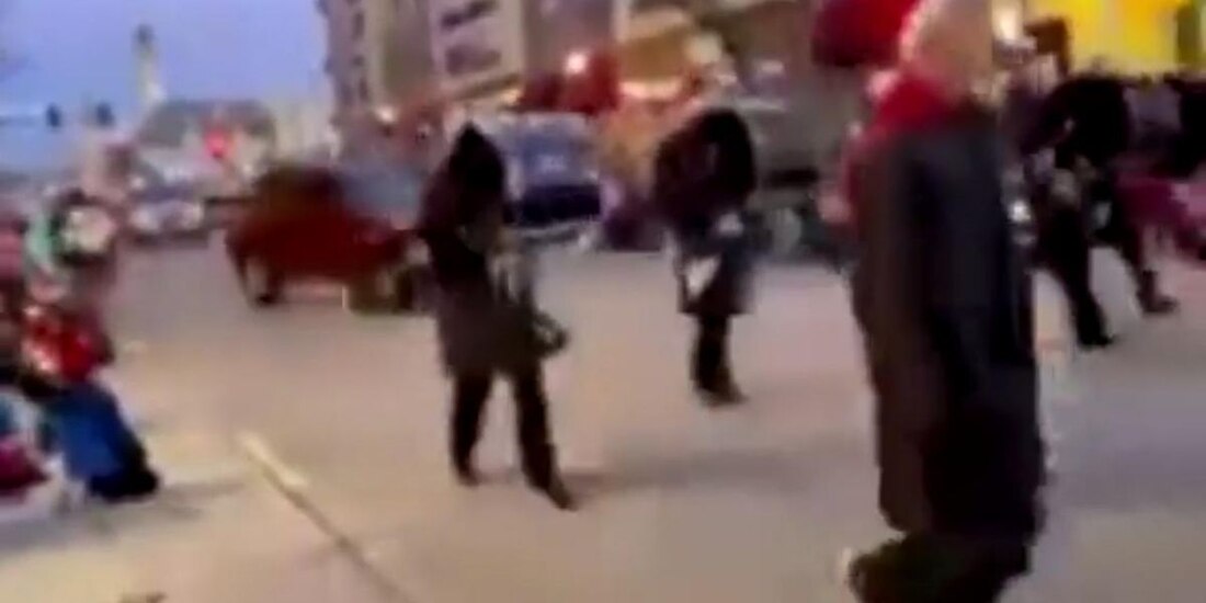 En redes sociales se difundió un video que muestra el momento en el que un conductor aparentemente atropella a varias personas durante un desfile navideño en Wisconsin.