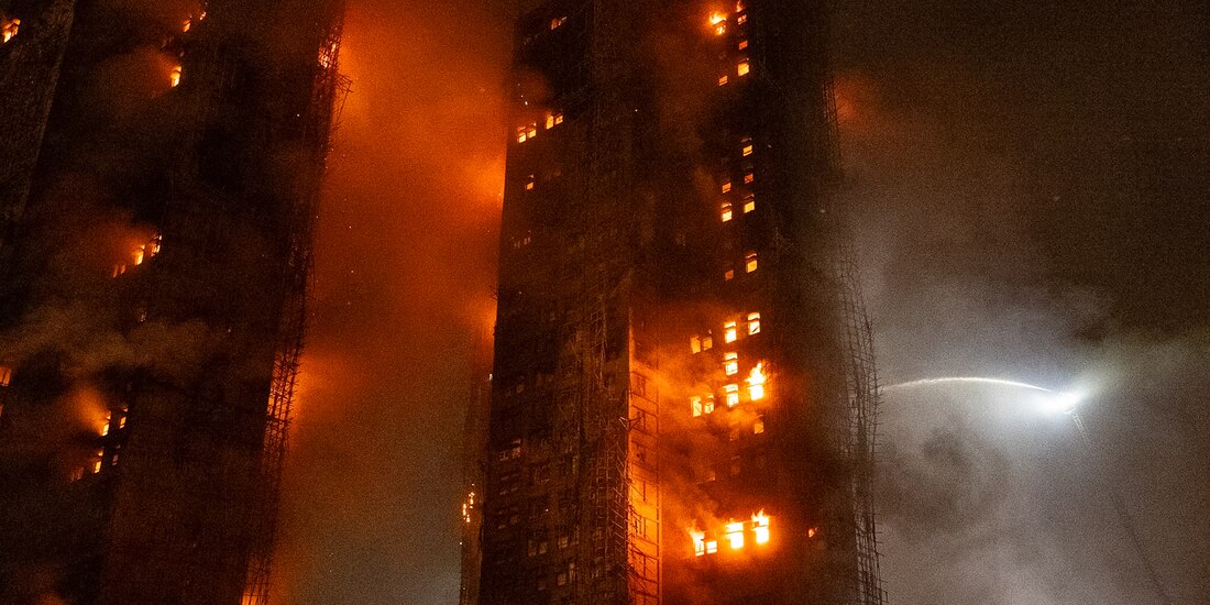 Incendio consume edificios residenciales en Hong Kong