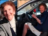 Abuelita de 100 años de edad logra renovar su licencia de conducir. Foto: Corriere della Sera