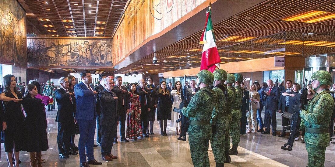 El acto protocolario, encabezado por los presidentes de la Cámara de Diputados y Senado, se realizó afuera del salón de sesiones, ayer.