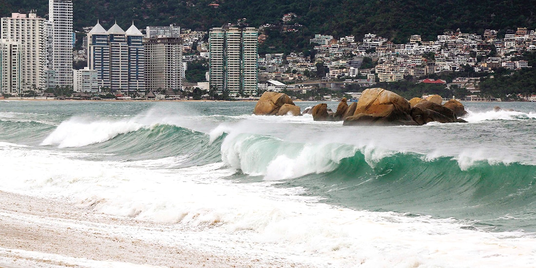 Fuertes vientos y elevado oleaje afectaron al puerto de Acapulco, ayer.