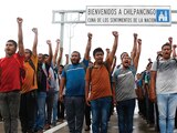 Estudiantes Normalistas de Ayotzinapa, ayer durante el bloqueo de la Autopista del Sol.
