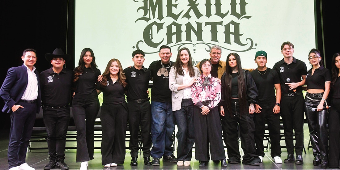 Claudia curiel (al centro) y los semifinalistas de México Canta, ayer, en CDMX.