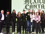 Claudia curiel (al centro) y los semifinalistas de México Canta, ayer, en CDMX.