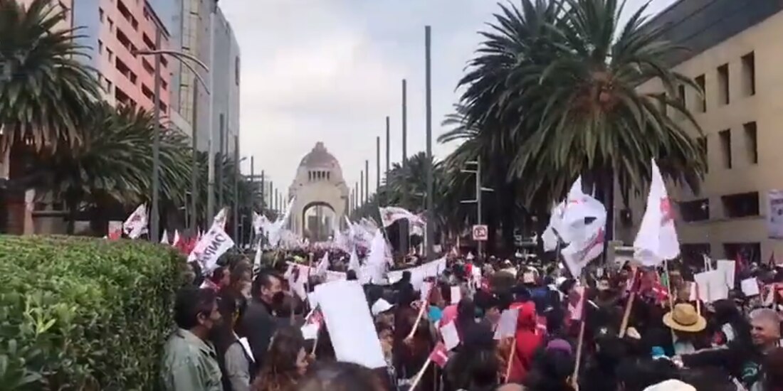 Simpatizantes de Claudia Sheinbaum en el Monumento a la Revolución.