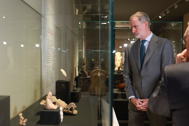 El Rey Felipe VI visita la exposición “La mitad del mundo. La mujer en el México indígena” en el Museo Arqueológico Nacional de Madrid.