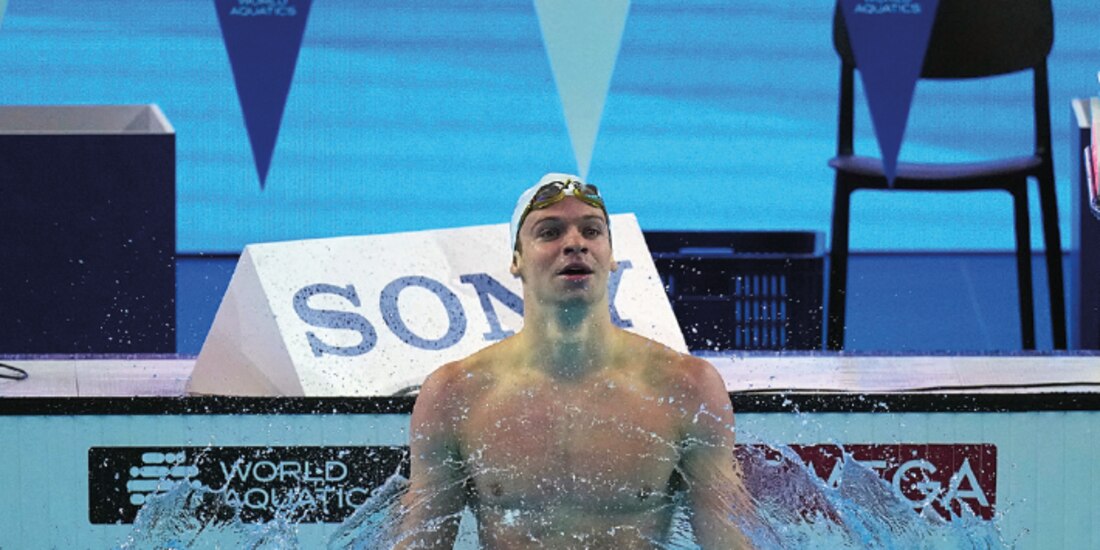 Léon Marchand celebra tras batir el récord mundial de los 200 metros, ayer.