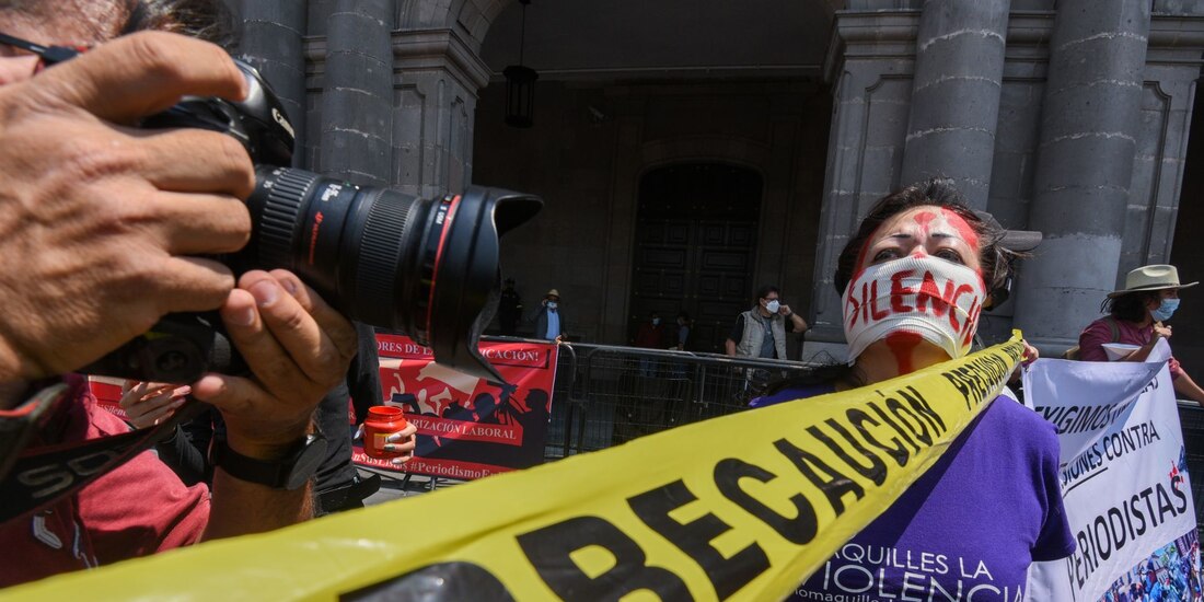 Durante una manifestación, periodistas exigen libertad para ejercer su profesión; imagen de archivo