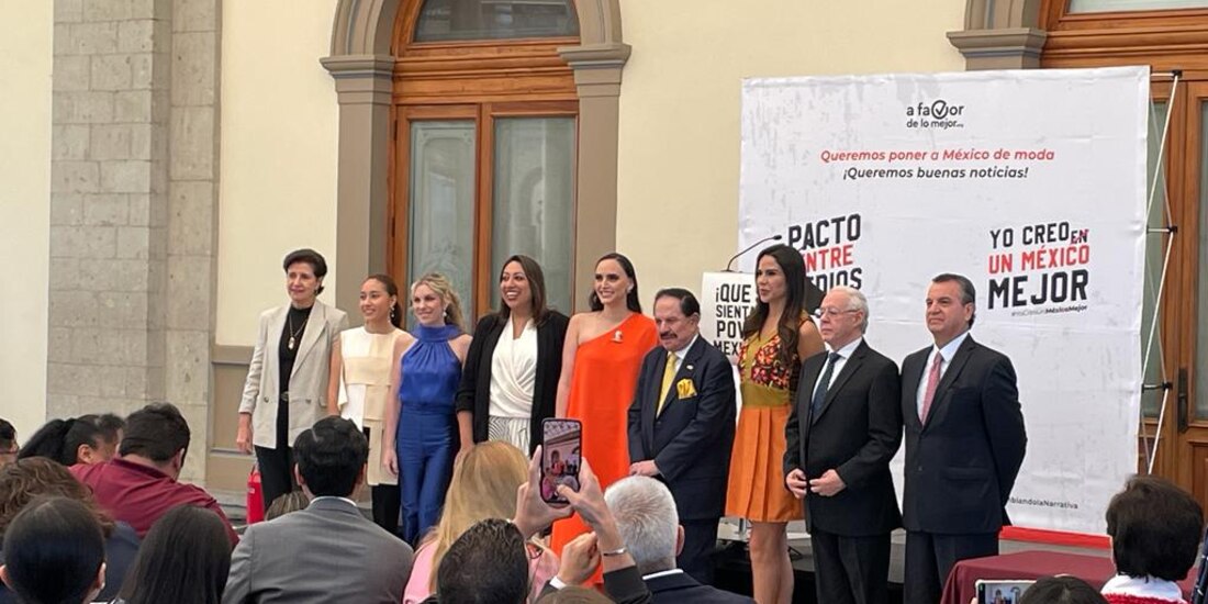 Algunos de los participantes en la firma del pacto, ayer.