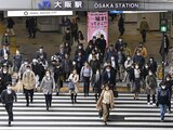 Personas portando mascarillas cruzan una calle en Osaka, en el oeste de Japón, el lunes 13 de marzo de 2023. (Yu Nakajima/Kyodo News vía AP)Personas portando mascarillas cruzan una calle en Osaka, en el oeste de Japón, el lunes 13 de marzo de 2023