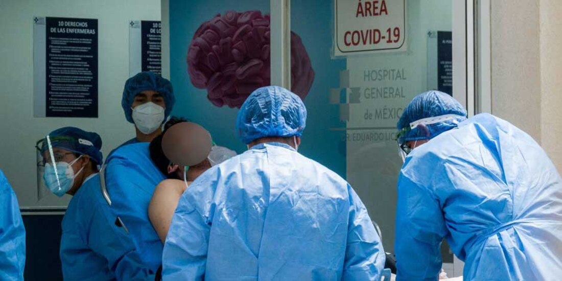 Personal médico ingresa a un hombre al área COVID-19 del Hospital General de México