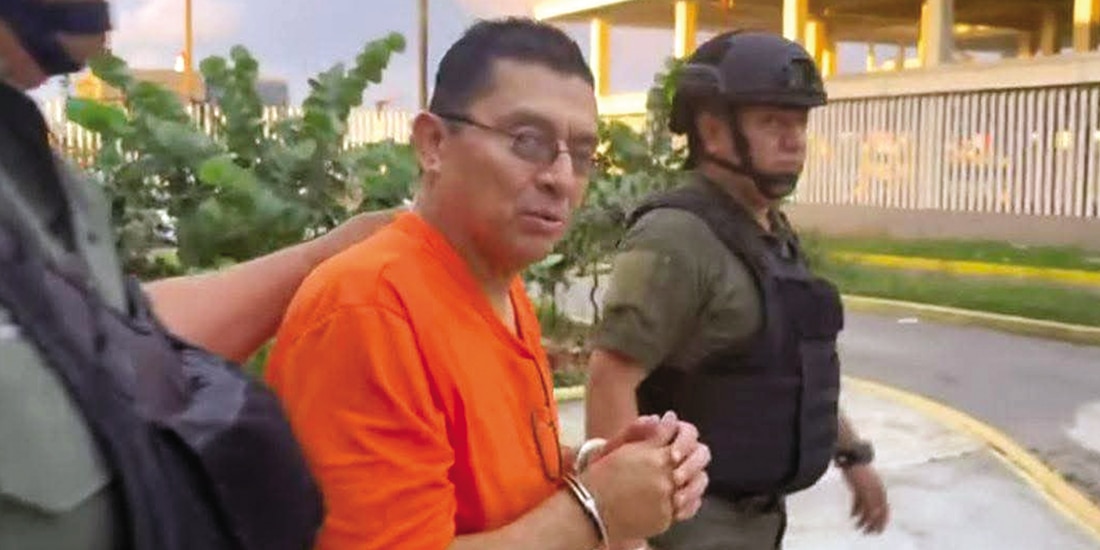 RAFAEL LEÓN, reportero de nota roja, al acudir ayer a la audiencia de vinculación a proceso en su contra, en el estado de Veracruz, donde estaba acusado de terrorismo.