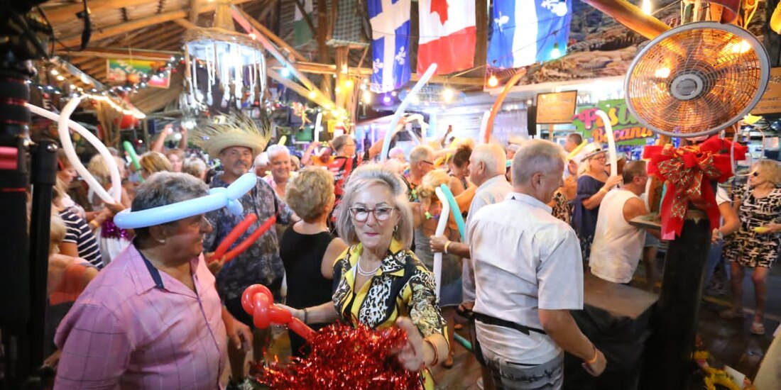 Turistas extranjeros disfrutando en la entidad guerrerense.