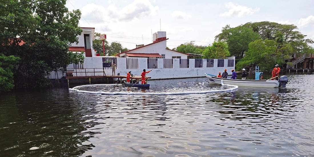 Trabajadores de Pemex realizan trabajos de limpieza en Río Seco, Tabasco, ayer.