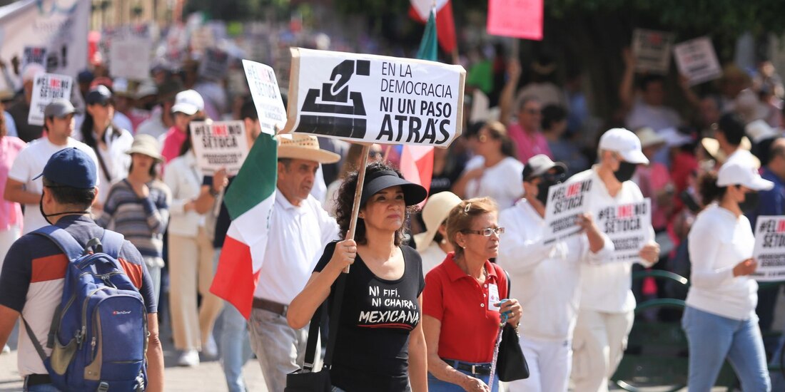 En la imagen, decenas de personas marcharon el 13 de noviembre en León, Guanajuato, en defensa del INE.