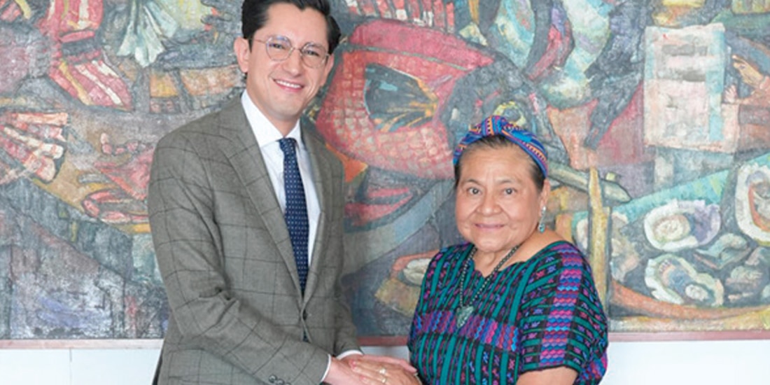 ROBERTO VELASCO, titular de la SRE, con Rigoberta Menchú Tum, ayer