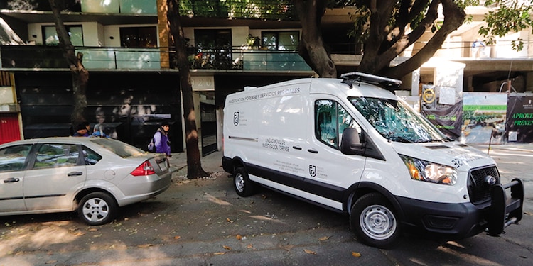 Peritos levantan el cuerpo de un adulto mayor en la CDMX, ayer.