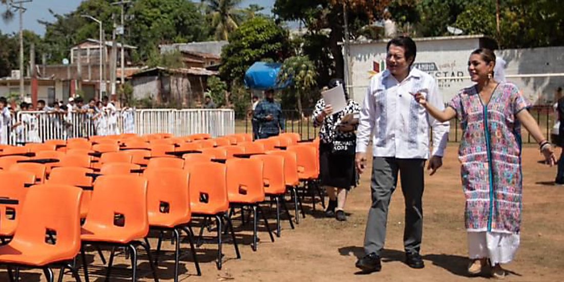 Mario Delgado y Evelyn Salgado entregan mobiliario y equipamiento a 599 escuelas.