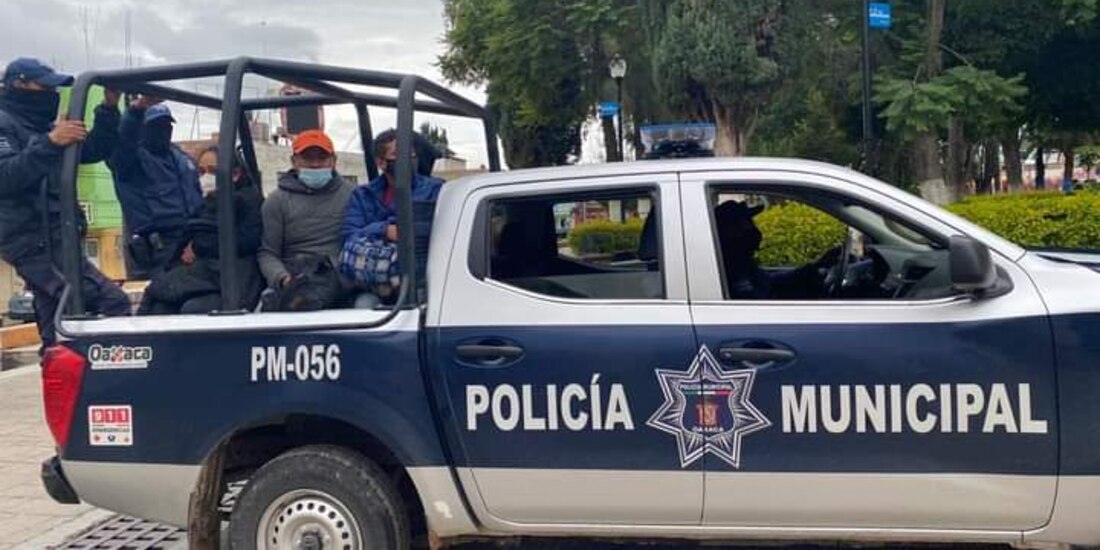 64 migrantes oriundos de El Salvador, Guatemala y Honduras fueron asegurados el miércoles pasado cuando viajaban en camionetas de 3.5 toneladas, en Nochixtlán, Oaxaca.