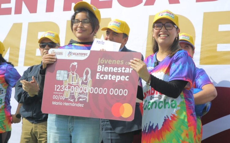 Autoridades municipales y atletas destacados entregaron de forma simbólica tarjetas de apoyo y equipo deportivo a los jóvenes de Ecatepec.