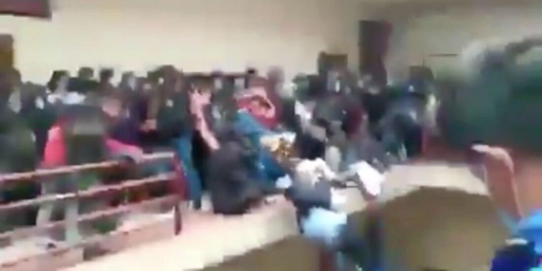 La convocatoria provocó que los universitarios quedaran hacinados en un pequeño pasillo del plantel.