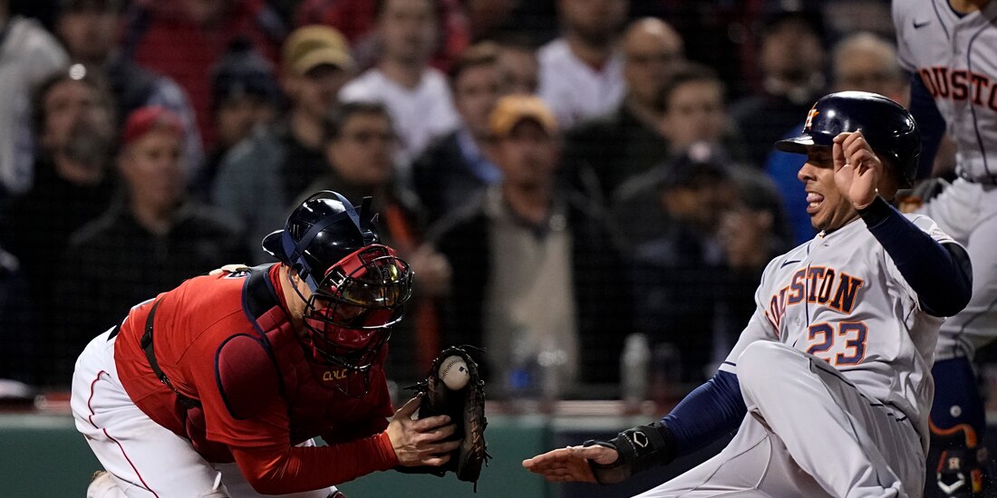 Michael Brantley, de los Astros de Houston, anota sobre el receptor de los Red Sox, Christian Vázquez, en el Juego 4 de la Serie de Campeonato de la Liga Americana.