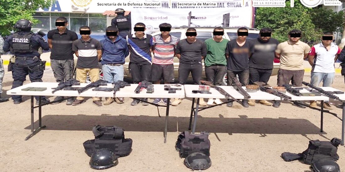 Elementos federales custodian a los detenidos en Novoato y Culiacán, ayer.