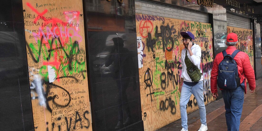 En algunos negocios del centro histórico continúan las pintas realizadas durante la marcha por el décimo aniversario de la desaparición de los 43