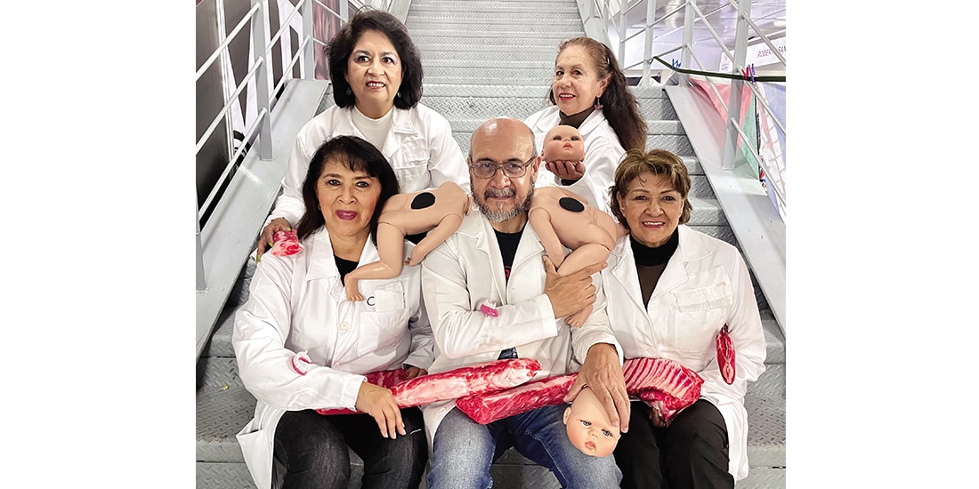 Alejandro Toledo con las Fabgirls en el Beatlefest.