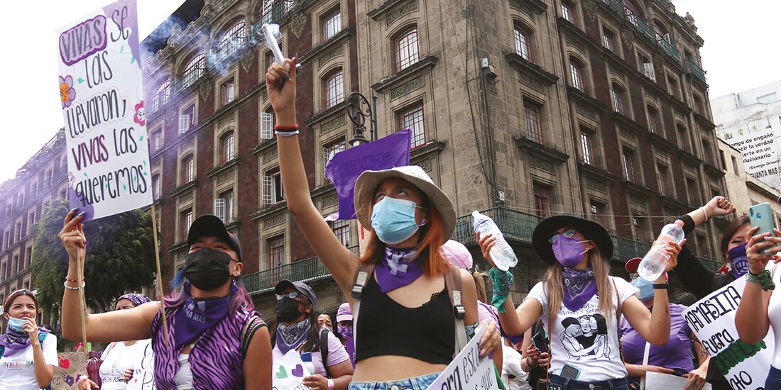 Mujeres de la colectiva Las compas marcharon desde el monumento a la Madre hacía el Zócalo capitalino, en protesta contra la violencia de género, ayer.