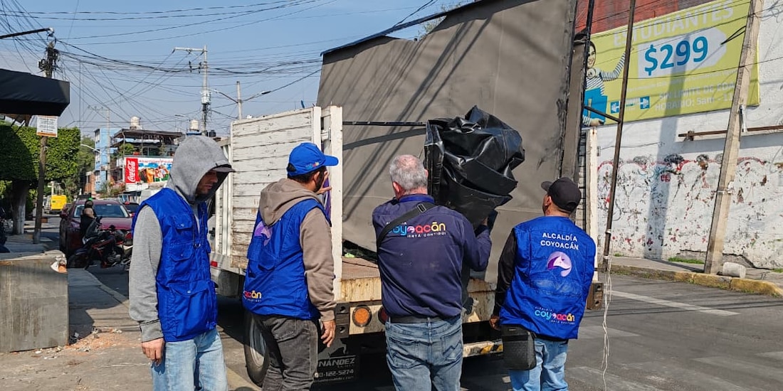 La Dirección General de Obras de Coyoacán sustituye banquetas e infraestructura peatonal en el Circuito Estadio Azteca.