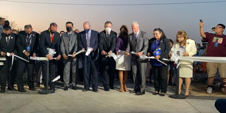 Armando Cabada asistió a la inauguración del parque Ascarate The Healing Garden de El Paso.