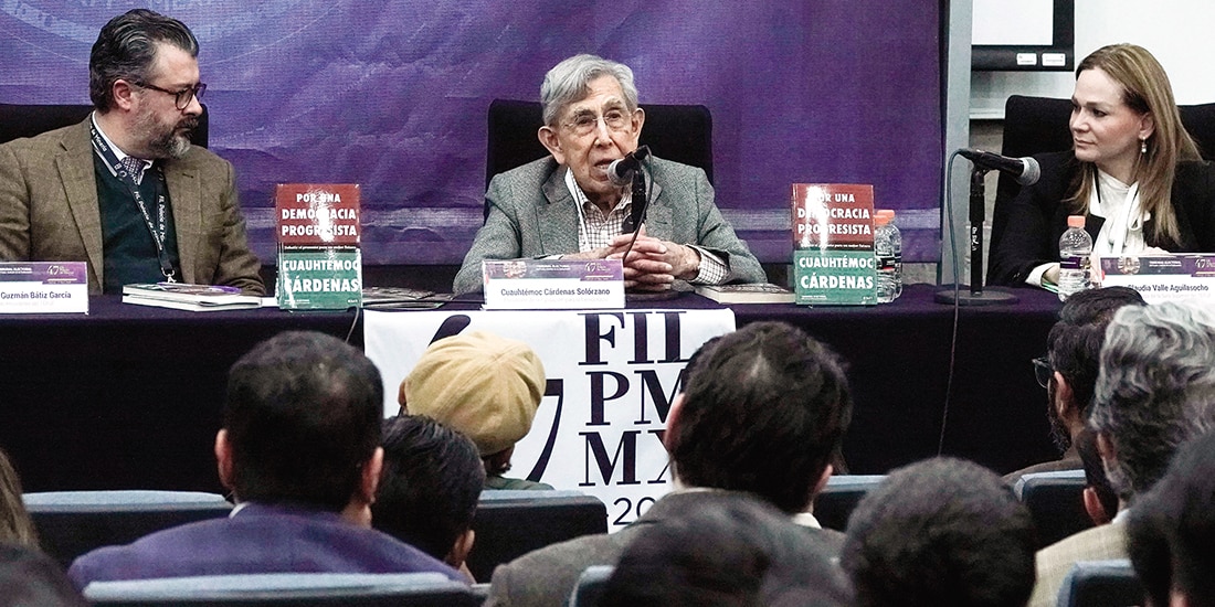 Cuauhtémoc Cárdenas, ayer, en la presentación de su libro en la FIL del Palacio de Minería.