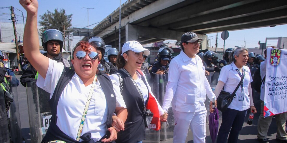 Trabajadores de la salud protestaron ayer en las cercanías del AICM.