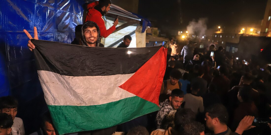 Pactan alto al fuego inicial de 6 semanas y liberación de 98 rehenes retenidos por 467 días.