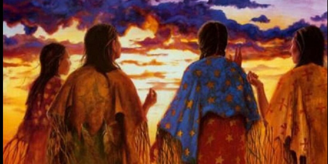 Las feministas visten de negro y en su mayoría estpan encapuchadas para evitar ser reconocidas por las autoridades locales.